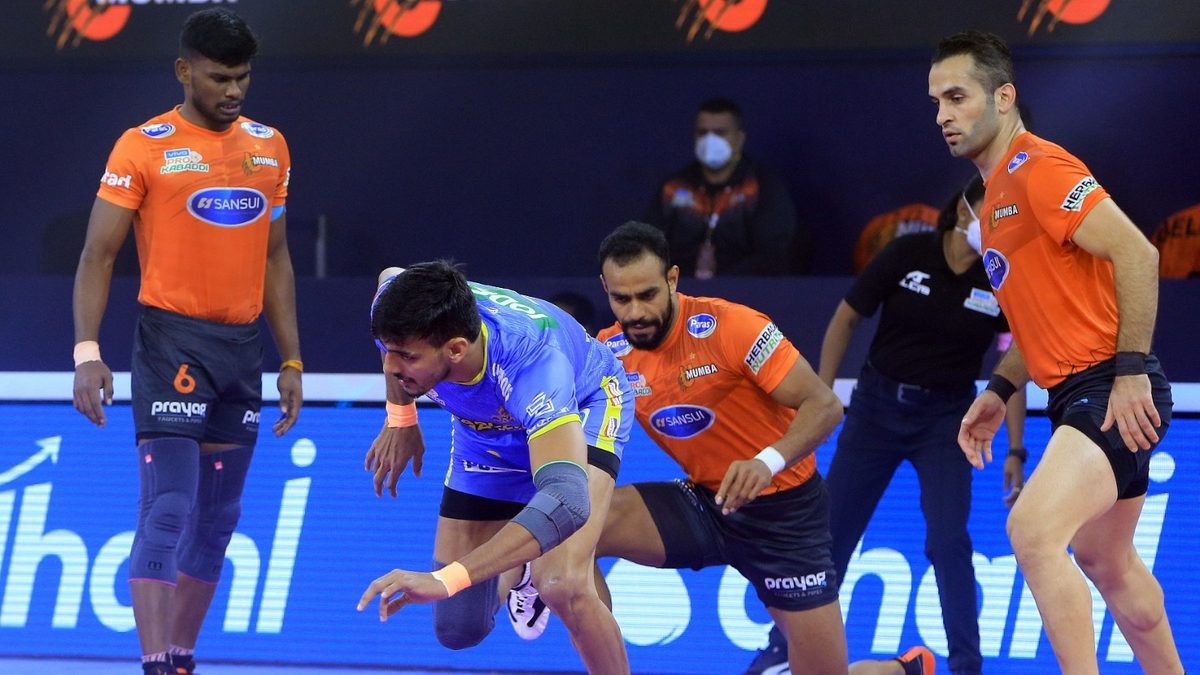 Manjeet of Tamil Thalaivas runs away from the U Mumba defense in Match 95 of VIVO Pro Kabaddi League Season 8