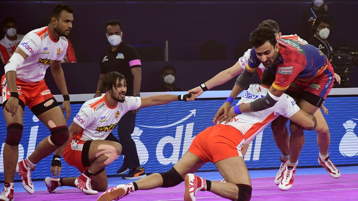 Surender Gill of U.P. Yoddha tries to make his way through the Gujarat Giants' defence in Match 115 of VIVO Pro Kabaddi League Season 8