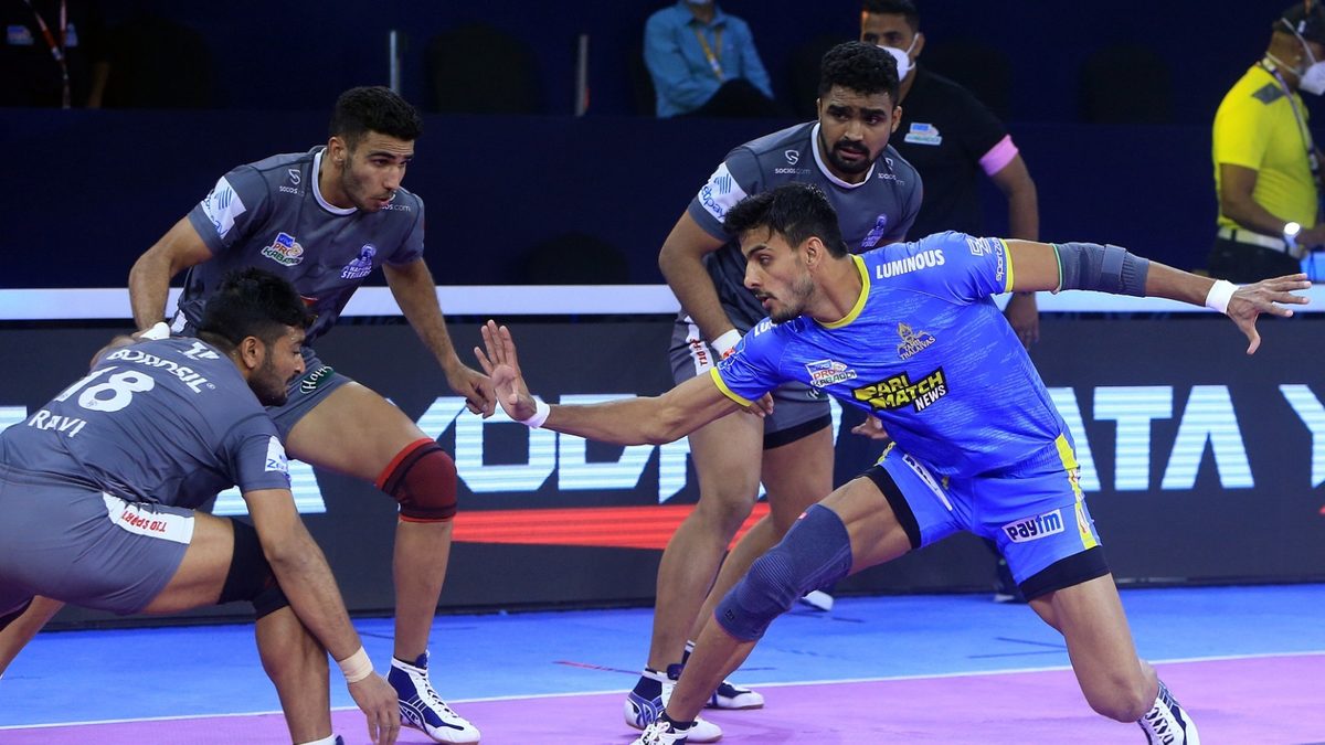 Manjeet of Tamil Thalaivas looks to get a point off the Haryana Steelers' defence in Match 102 of VIVO Pro Kabaddi League Season 8