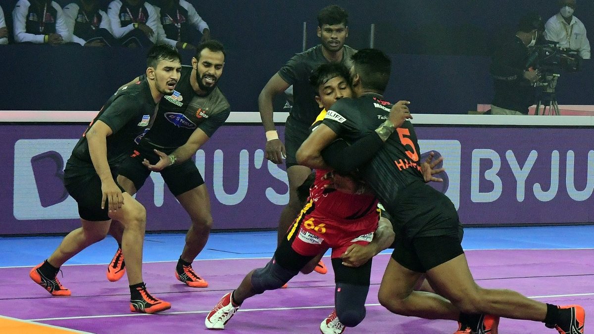 Harendra Kumar of U Mumba tries to stop Chandran Ranjith of Bengaluru Bulls in Match 1 of VIVO Pro Kabaddi League Season 8