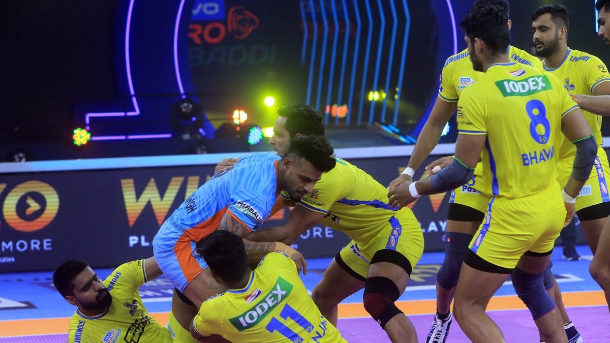 Maninder Singh of Bengal Warriors struggles to get past a crowded Tamil Thalaivas defense in Match 51 of VIVO Pro Kabaddi League Season 8.