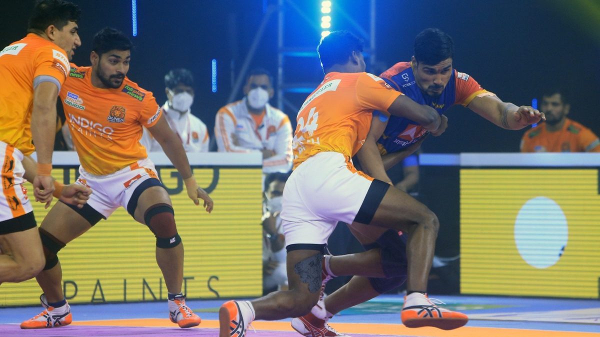 U.P. Yoddha's Shrikant Jadhav attempts to get past Puneri Paltan's defence in Match 79 of VIVO Pro Kabaddi League Season 8.
