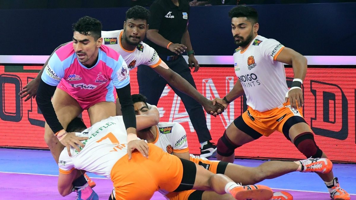 Nitin Rawal of Jaipur Pink Panthers is met by a crowded Puneri Paltan defence in Match 130 of VIVO Pro Kabaddi League Season 8