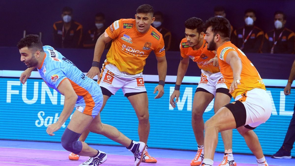 Mohammad Nabibakhsh of Bengal Warriors tries to get a point against Puneri Paltan in Match 127 of VIVO Pro Kabaddi League Season 8