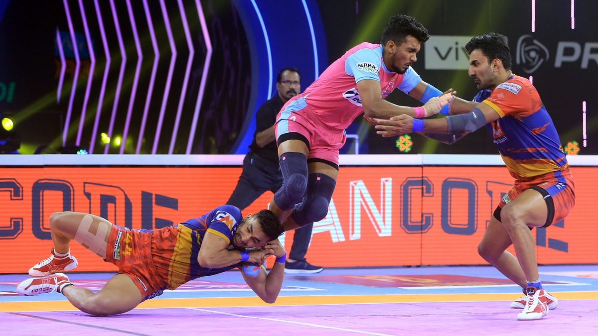 U.P. Yoddha's Surender Gill tries to block Jaipur Pink Panthers' Arjun Deshwal in Match 109 of VIVO Pro Kabaddi League Season 8