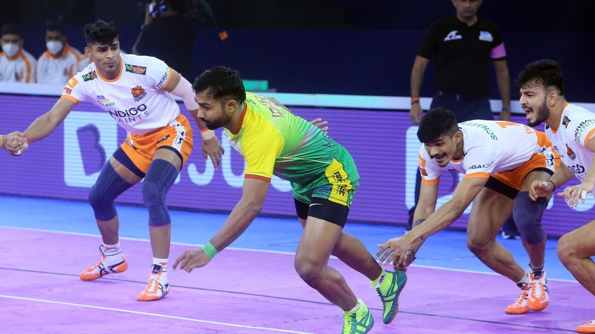 Monu Goyat of Patna Pirates looks for the bonus against Puneri Paltan in Match 17 of VIVO Pro Kabaddi League Season 8