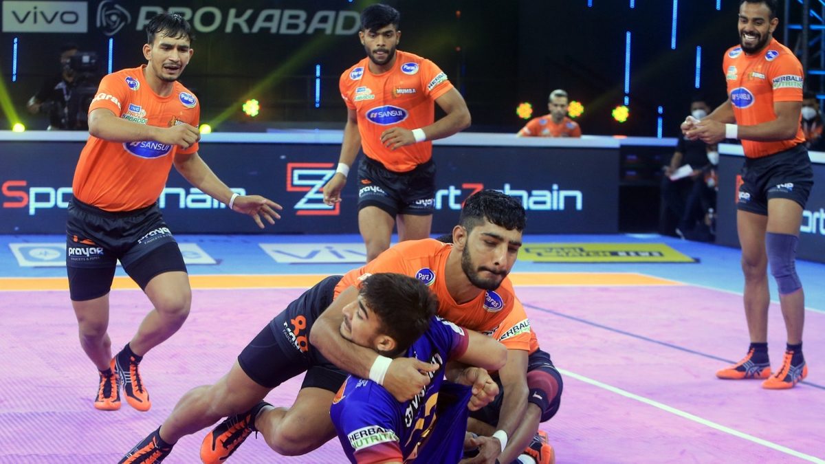 The U Mumba defense is all over Ashu Malik of Dabang Delhi K.C. in Match 85 of VIVO Pro Kabaddi League Season 8