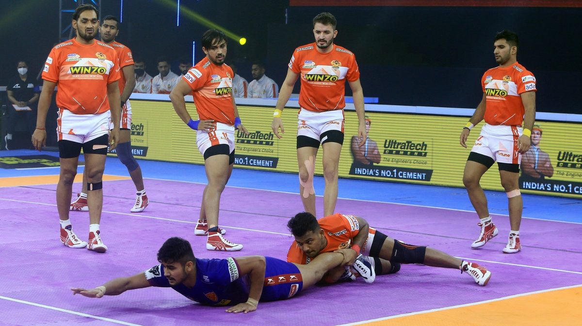 Naveen Kumar of Dabang Delhi K.C. gets a successful raid point against Gujarat Giants in Match 13 of VIVO Pro Kabaddi League Season 8
