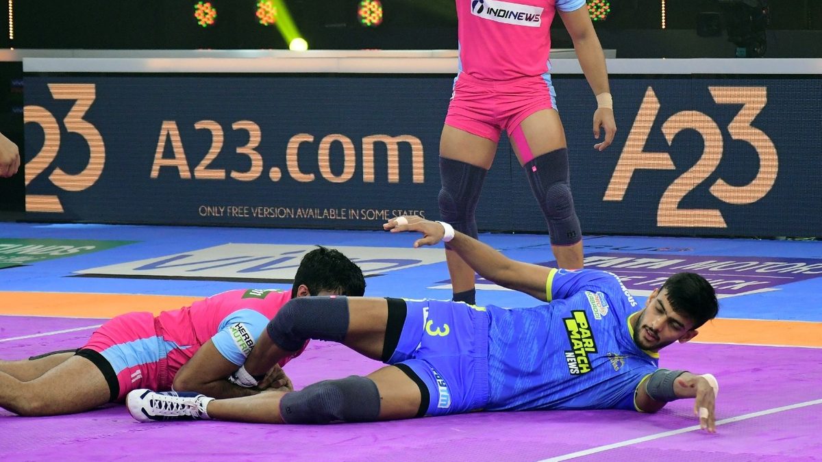 Manjeet of Tamil Thalaivas makes easy work of a successful raid against Jaipur Pink Panthers in Match 58 of VIVO Pro Kabaddi League Season 8