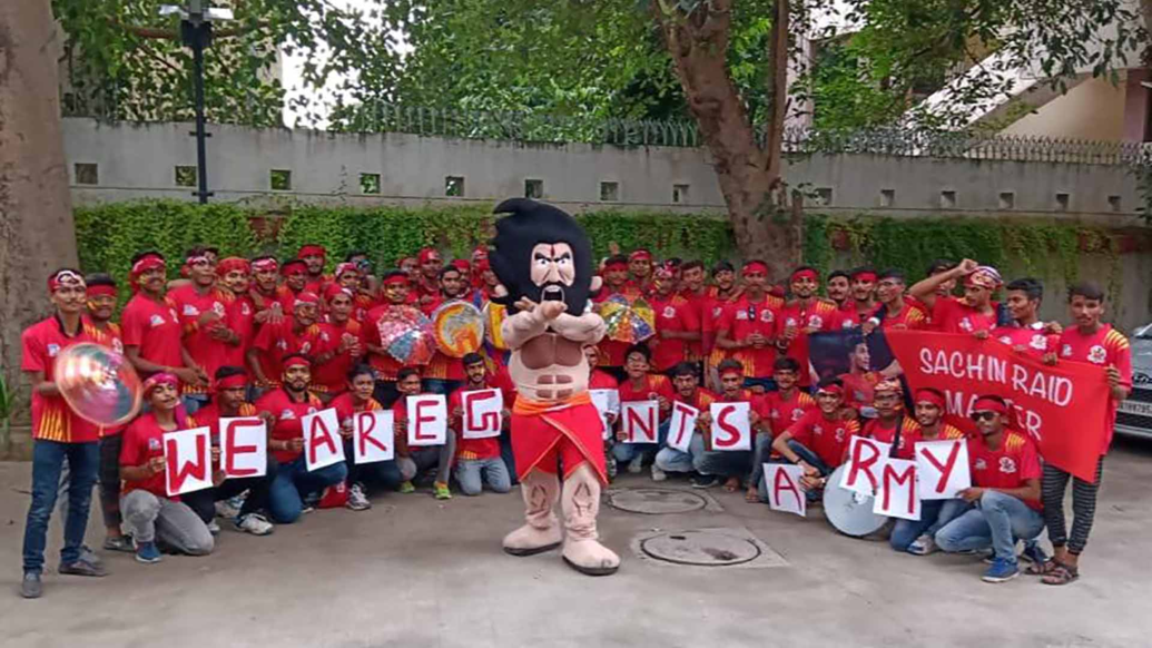 Giant's Army show their support for Gujarat Fortunegiants Giant's Army show their support for Gujarat Fortunegiants