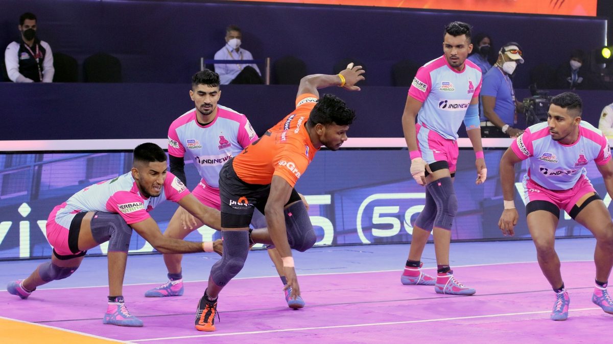Ajith Kumar of U Mumba gets away from the Jaipur Pink Panthers' defence in Match 119 of VIVO Pro Kabaddi League Season 8