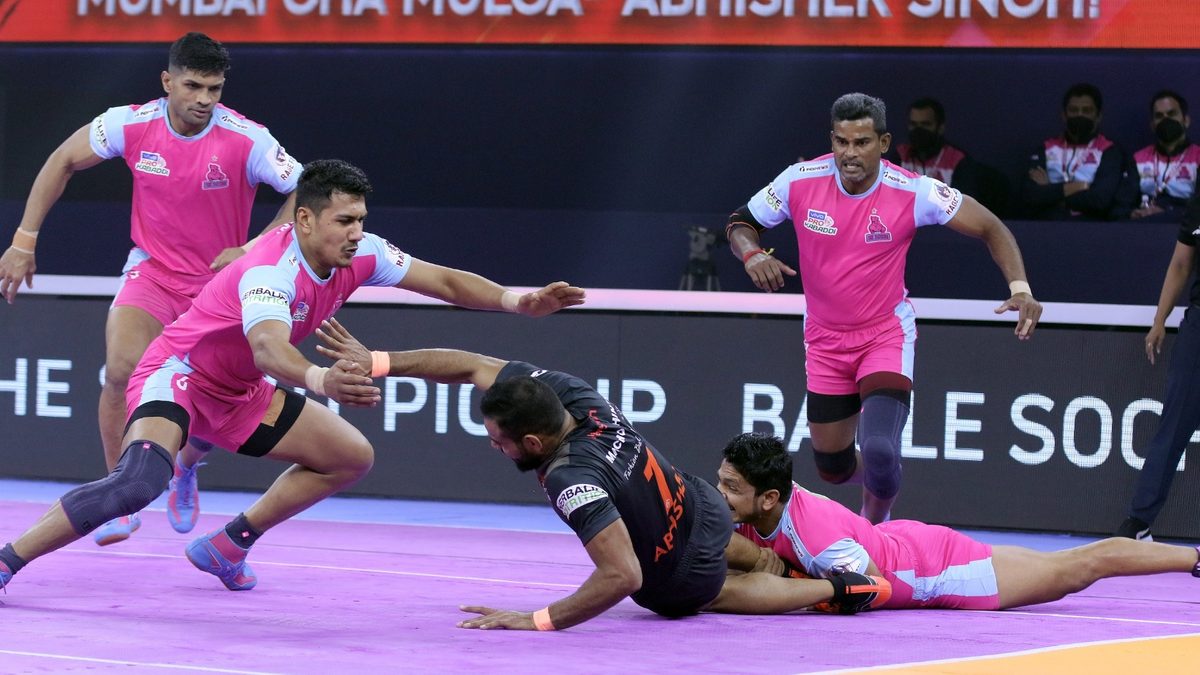 Jaipur Pink Panthers' defenders stop U Mumba's Abhishek Singh in Match 21 of VIVO Pro Kabaddi League Season 8