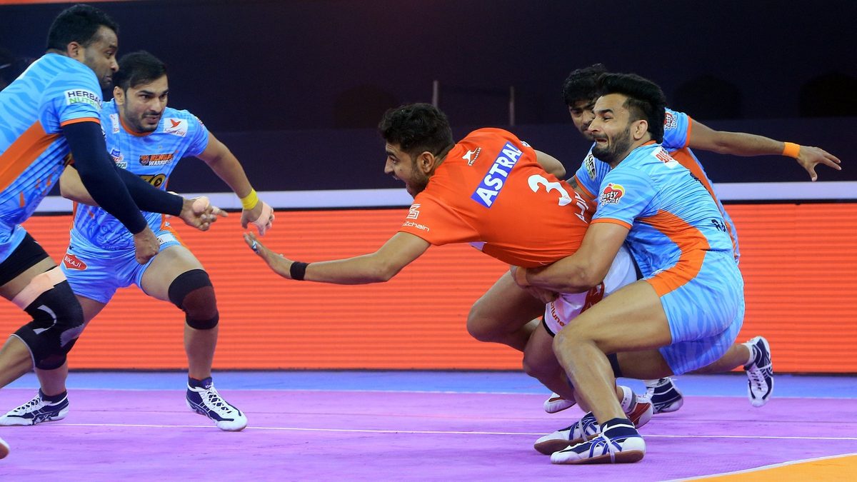 Ran Singh of Bengal Warriors stops Ajay Kumar of Gujarat Giants from completing his raid in Match 86 of VIVO Pro Kabaddi League Season 8