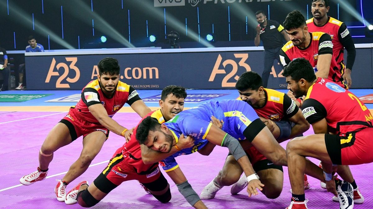 Bhavani Rajput of Tamil Thalaivas is unable to escape the clutches of the Bengaluru Bulls' defenders in Match 8 of VIVO Pro Kabaddi League Season 8