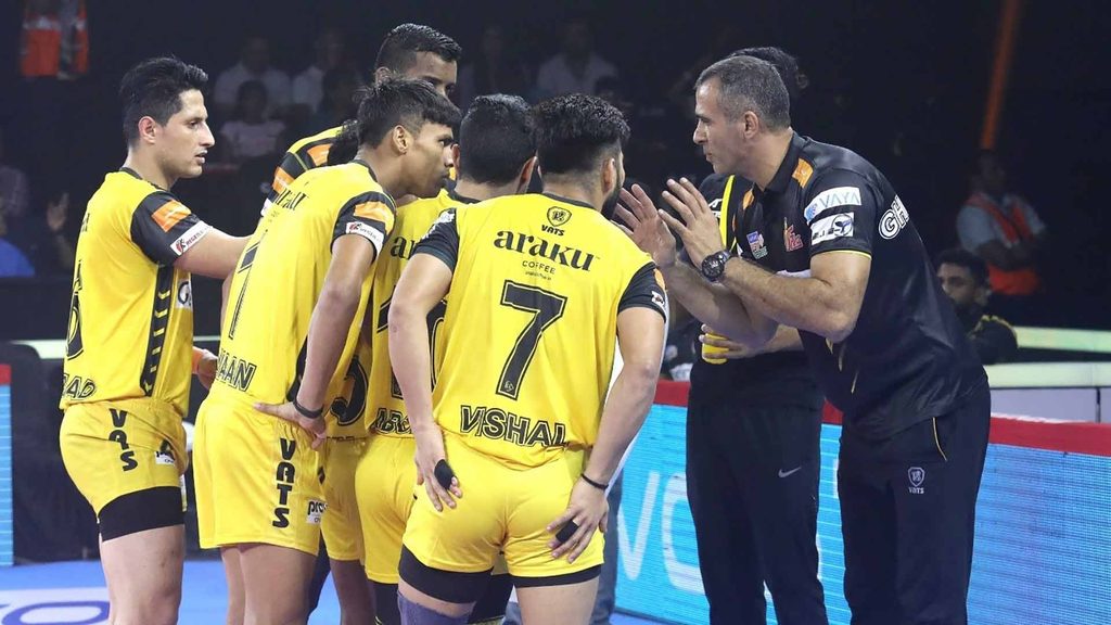 Gholamreza Mazandarani giving instructions to the Telugu Titans team.