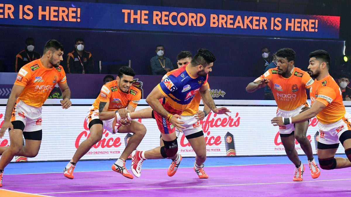 A crowded Puneri Paltan's defence surrounds U.P. Yoddha's Pardeep Narwal in Eliminator 1 of VIVO Pro Kabaddi League Season 8