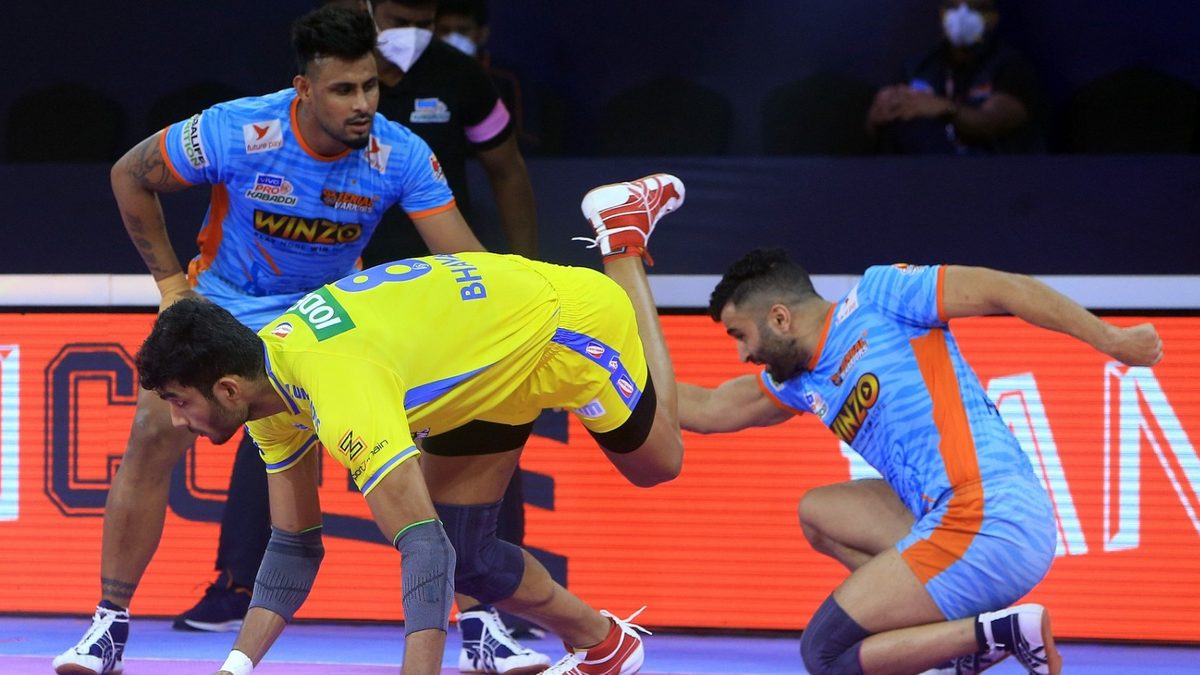 Bhavani Rajput of Tamil Thalaivas tries a back kick against Bengal Warriors in Match 122 of VIVO Pro Kabaddi League Season 8