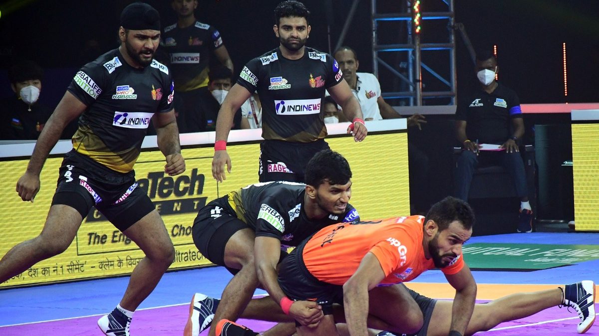 Abhishek Singh of U Mumba looks to get past the clutches of Rakesh Gowda of Telugu Titans in Match 41 of VIVO Pro Kabaddi League Season 8.
