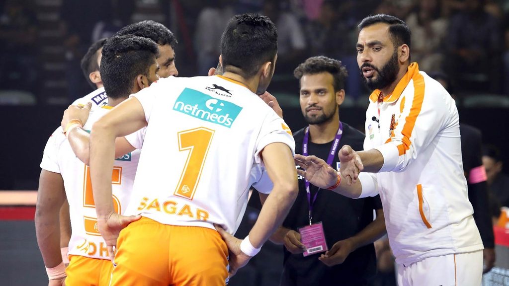 Puneri Paltan’s coach Anup Kumar gives his players instructions.