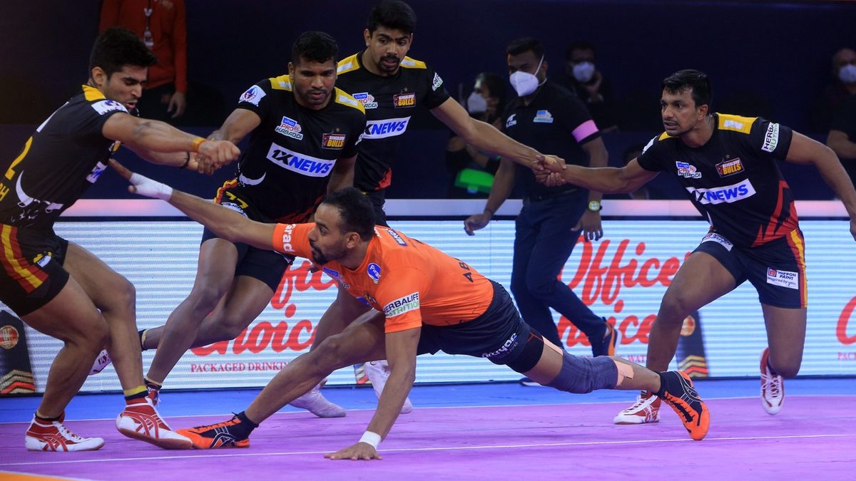 U Mumba's Abhishek Singh stretches to get a raid point against Bengaluru Bulls' defence in in Match 78 of VIVO Pro Kabaddi League Season 8. 