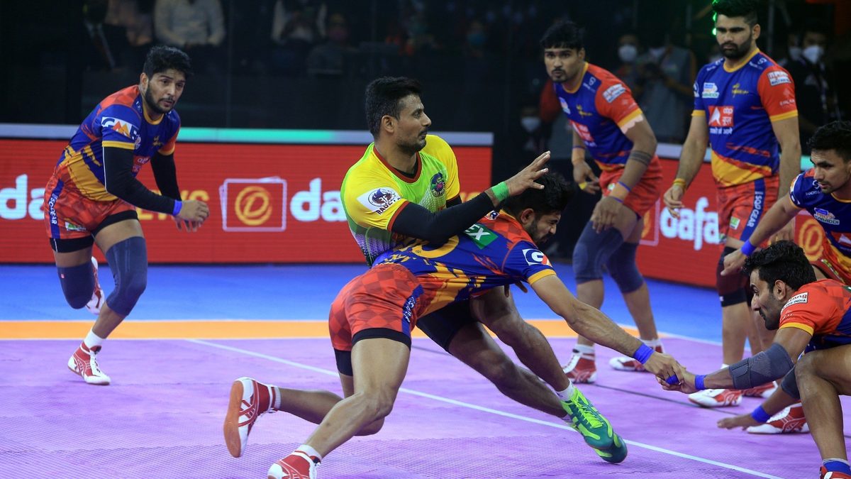 Patna Pirates' Prashant Kumar is surrounded by a crowded U.P. Yoddha's defence in Semi-final 1 of VIVO Pro Kabaddi League Season 8