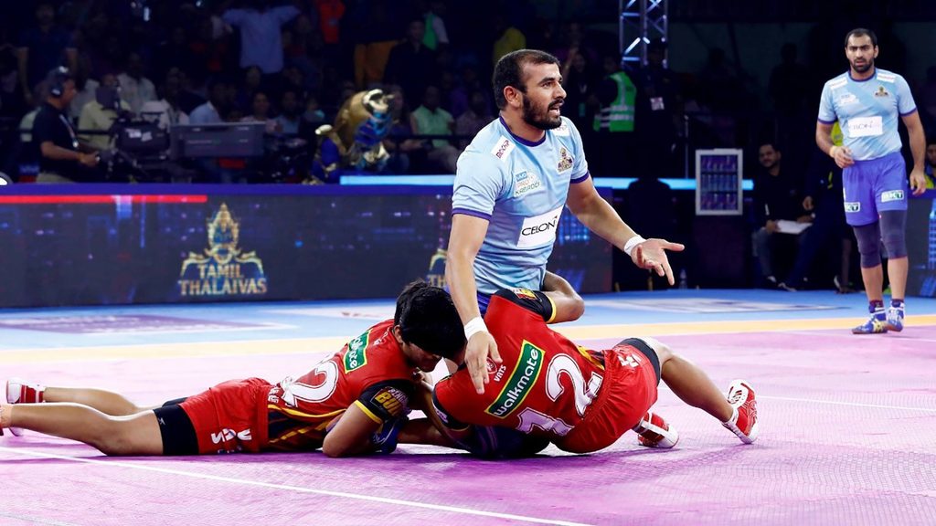 Saurabh Nandal’s Super Tackle on Ajay Thakur started an 11-2 run for Bengaluru Bulls. 