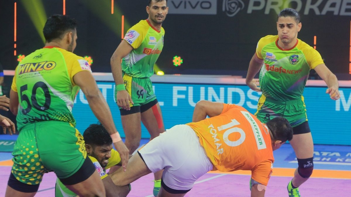 Nitin Tomar of Puneri Paltan tries to escape from the Patna Pirates' defenders in Match 107 of VIVO Pro Kabaddi League Season 8