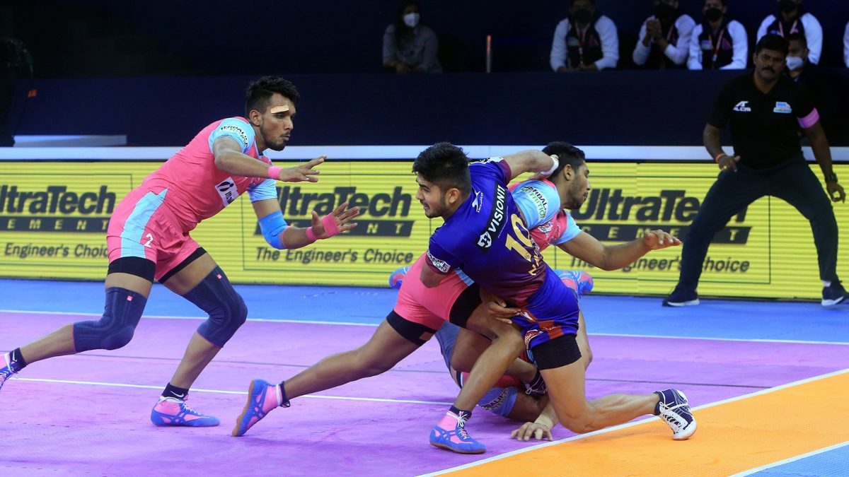 Naveen Kumar of Dabang Delhi K.C. is blocked by a crowded Jaipur Pink Panthers’ defense in Match 46 of VIVO Pro Kabaddi League Season 8.