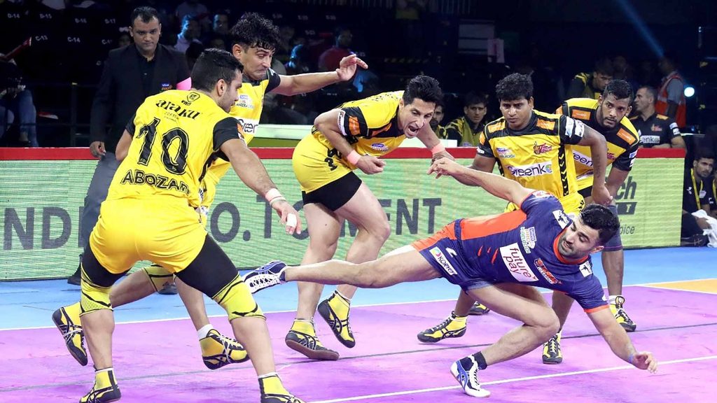 Mohammad Nabibakhsh(in blue) was Bengal Warriors’ leading scorer with eight points.