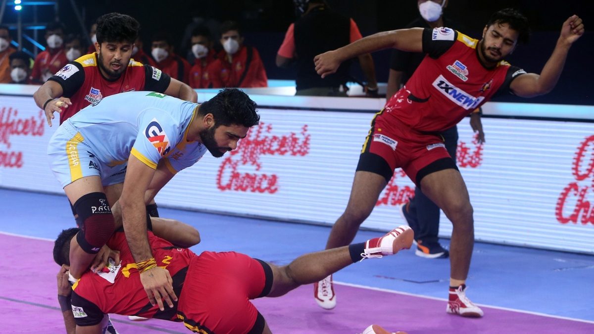 Pardeep Narwal of U.P. Yoddhas is grabbed by Aman of Bengaluru Bulls in Match 87 of VIVO Pro Kabaddi League Season 8