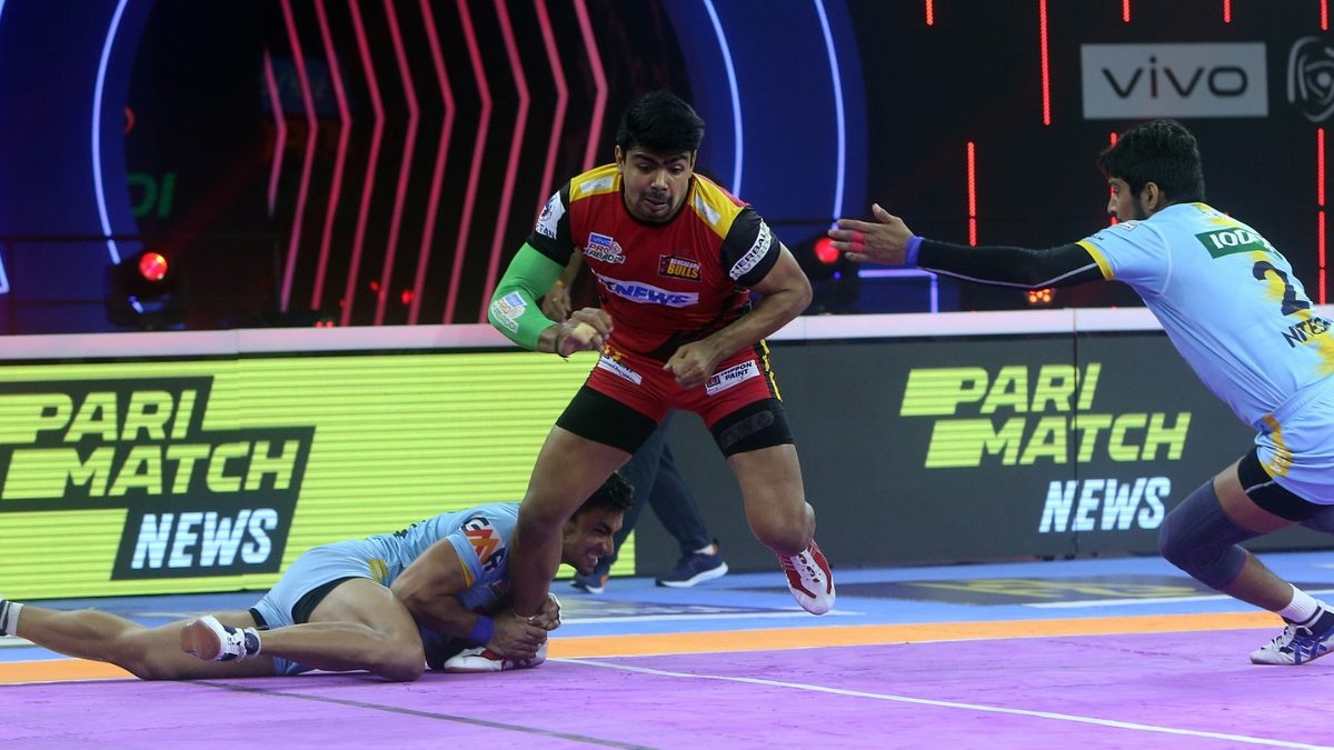 Pawan Sehrawat of Bengaluru Bulls fails to beat the two-man defense of U.P. Yoddhas in Match 87 of VIVO Pro Kabaddi League Season 8