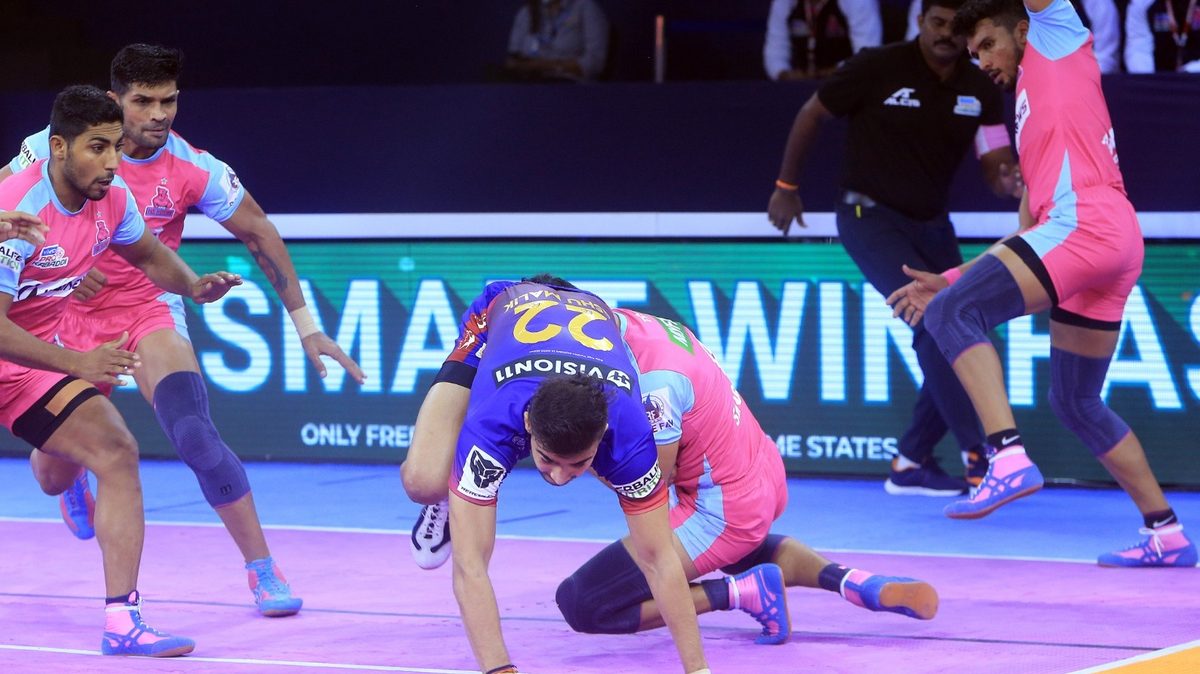 Ashu Malik of Dabang Delhi K.C. looks for a way out against Jaipur Pink Panthers in Match 46 of VIVO Pro Kabaddi League Season 8.