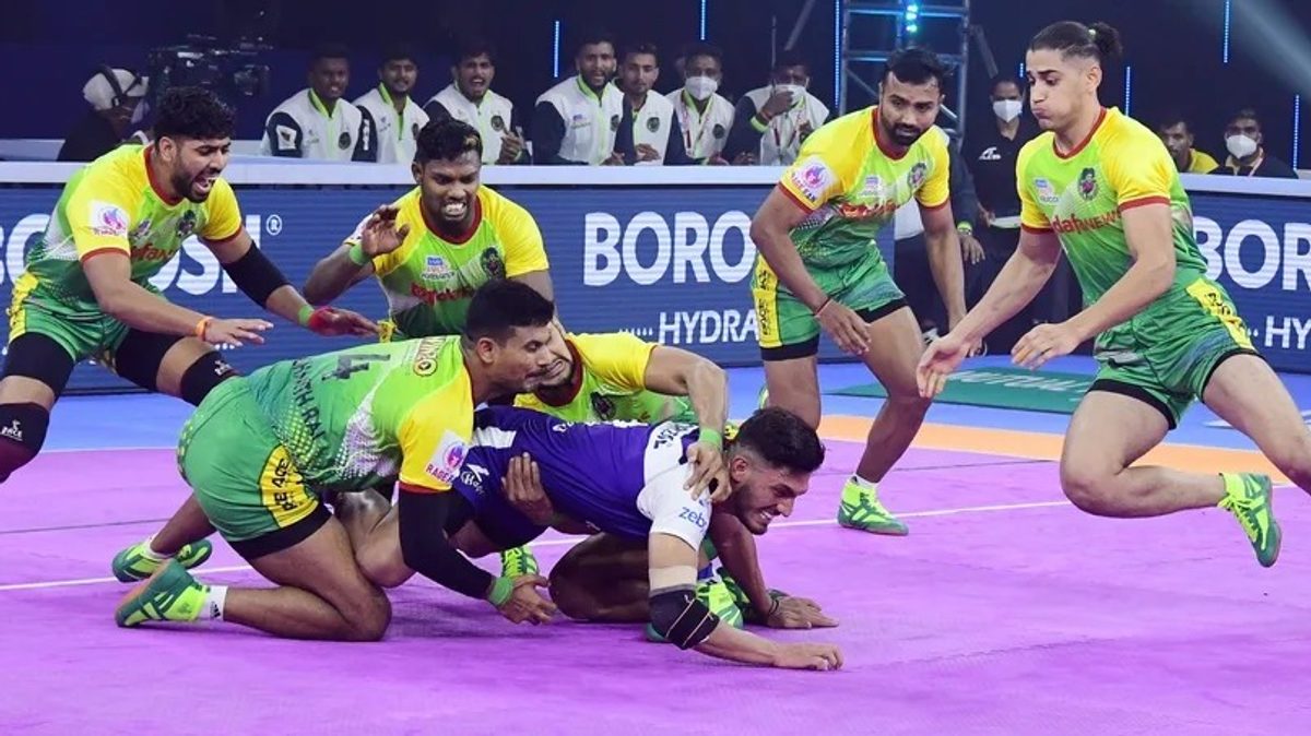 Meetu of Haryana Steelers is pulled back by the Patna Pirates' defenders in Match 6 of VIVO Pro Kabaddi League Season 8
