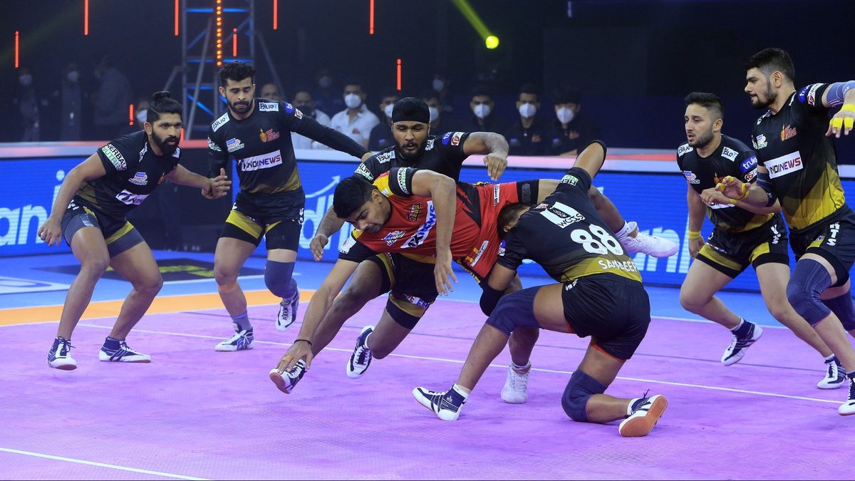 Telugu Titans' defenders gang up against Bengaluru Bulls' Pawan Sehrawat in Match 26 of VIVO Pro Kabaddi League Season 8 
