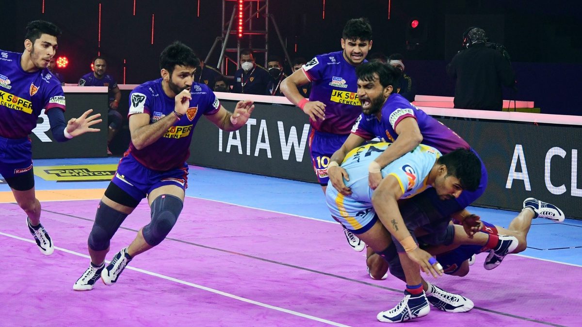 Shrikant Jadhav of U.P. Yoddha gets tackled by Joginder Narwal of Dabang Delhi K.C. in Match 117 of VIVO Pro Kabaddi League Season 8