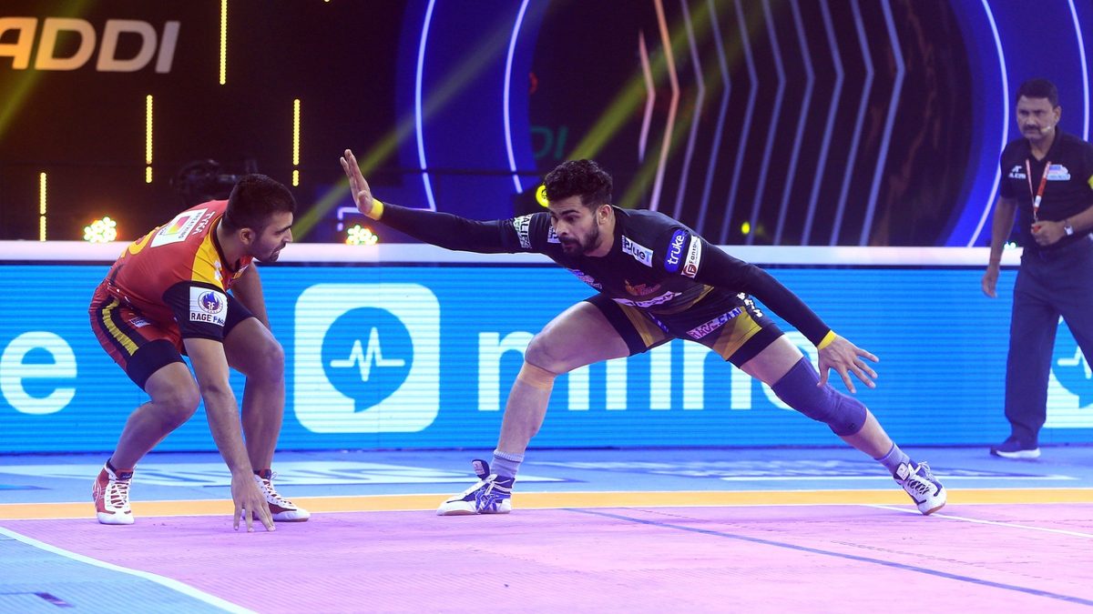 Telugu Titans' Ankit Beniwal goes full stretch to win a point against Bengaluru Bulls in Match 26 of VIVO Pro Kabaddi League Season 8 