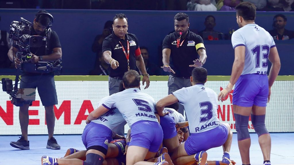 Tamil Thalaivas completing the tackle on Naveen Kumar