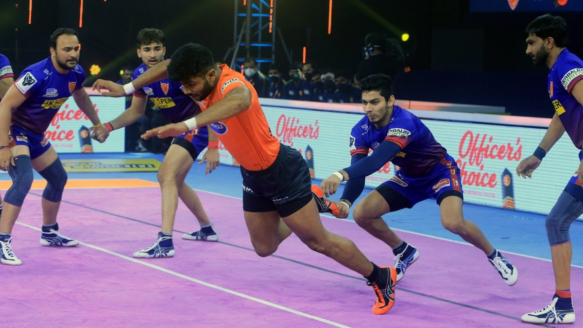 Krishan of Dabang Delhi K.C. grabs hold of Shivam of U Mumba in Match 85 of VIVO Pro Kabaddi League Season 8