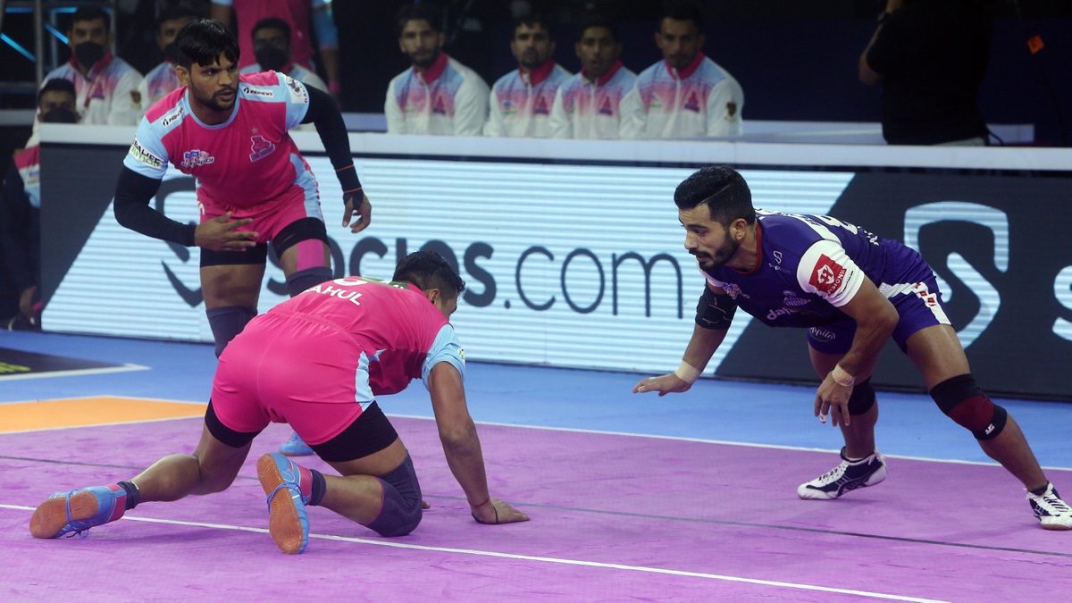 Vikas Kandola of Haryana Steelers tries to get past the Jaipur Pink Panthers' defense in Match 12 of VIVO Pro Kabaddi League Season 8