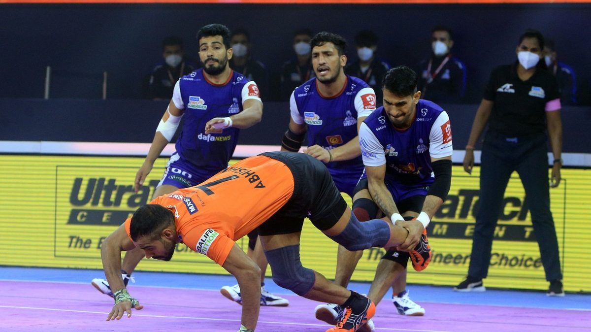 Surender Nada of Haryana Steelers grabs Abhishek Singh of U Mumba in Match 113 of VIVO Pro Kabaddi League Season 8