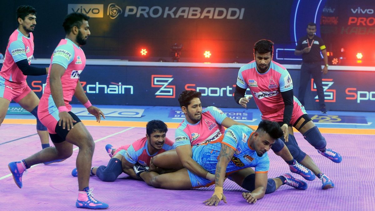 Jaipur Pink Panthers defender Sandeep Dhull tackles Maninder Singh in Match 75 of VIVO Pro Kabaddi League Season 8.