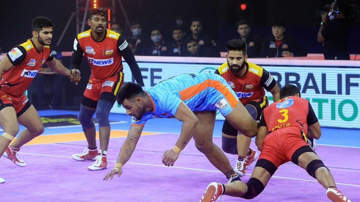 Maninder Singh of Bengal Warriors looks to get away from the Bengaluru Bulls' defenders in Match 14 of VIVO Pro Kabaddi League Season 8