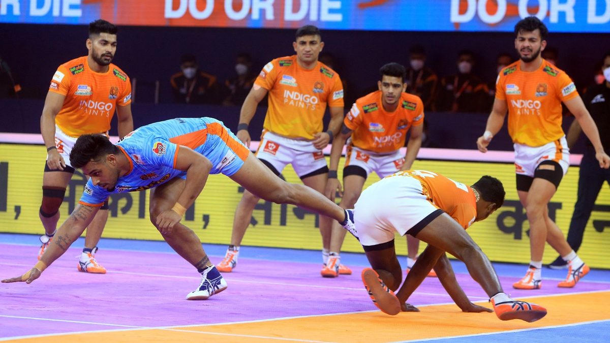 Maninder Singh of Bengal Warriors reaches for the midline against Puneri Paltan in Match 127 of VIVO Pro Kabaddi League Season 8