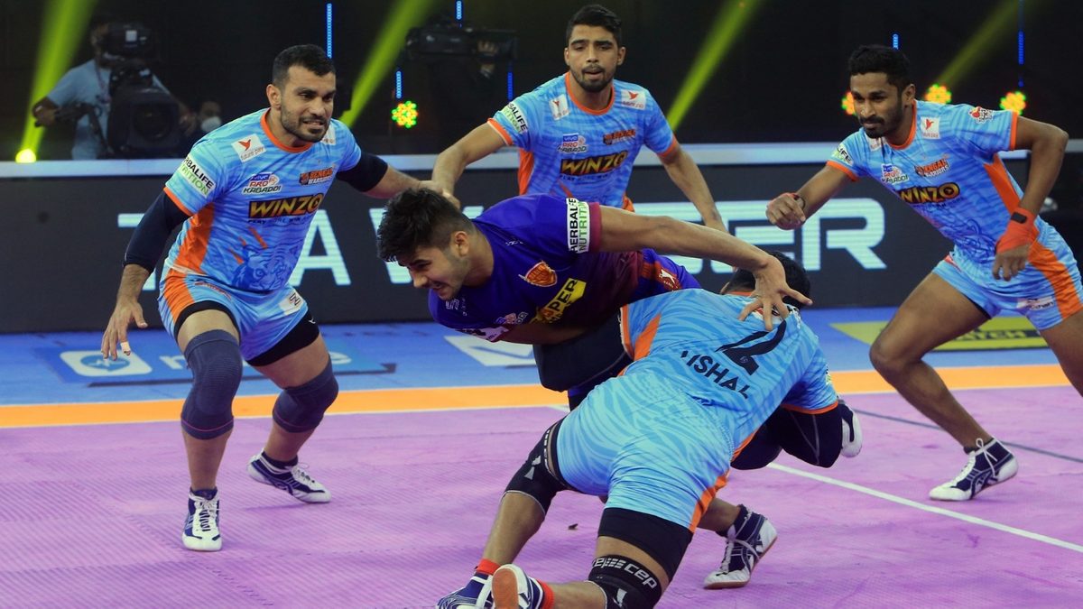 Naveen Kumar of Dabang Delhi K.C. tries to get past the Bengal Warriors defenders in Match 106 of VIVO Pro Kabaddi League Season 8