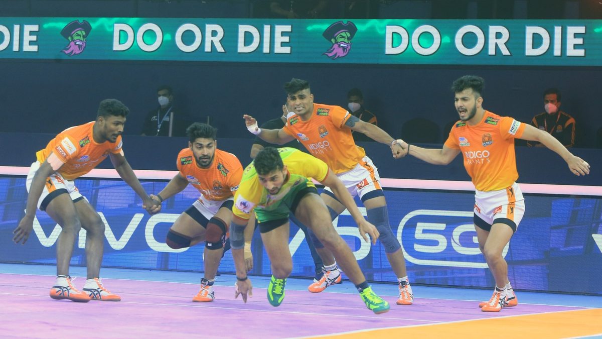 Guman Singh of Patna Pirates looks to run away with a point against Puneri Paltan in Match 107 of VIVO Pro Kabaddi League Season 8