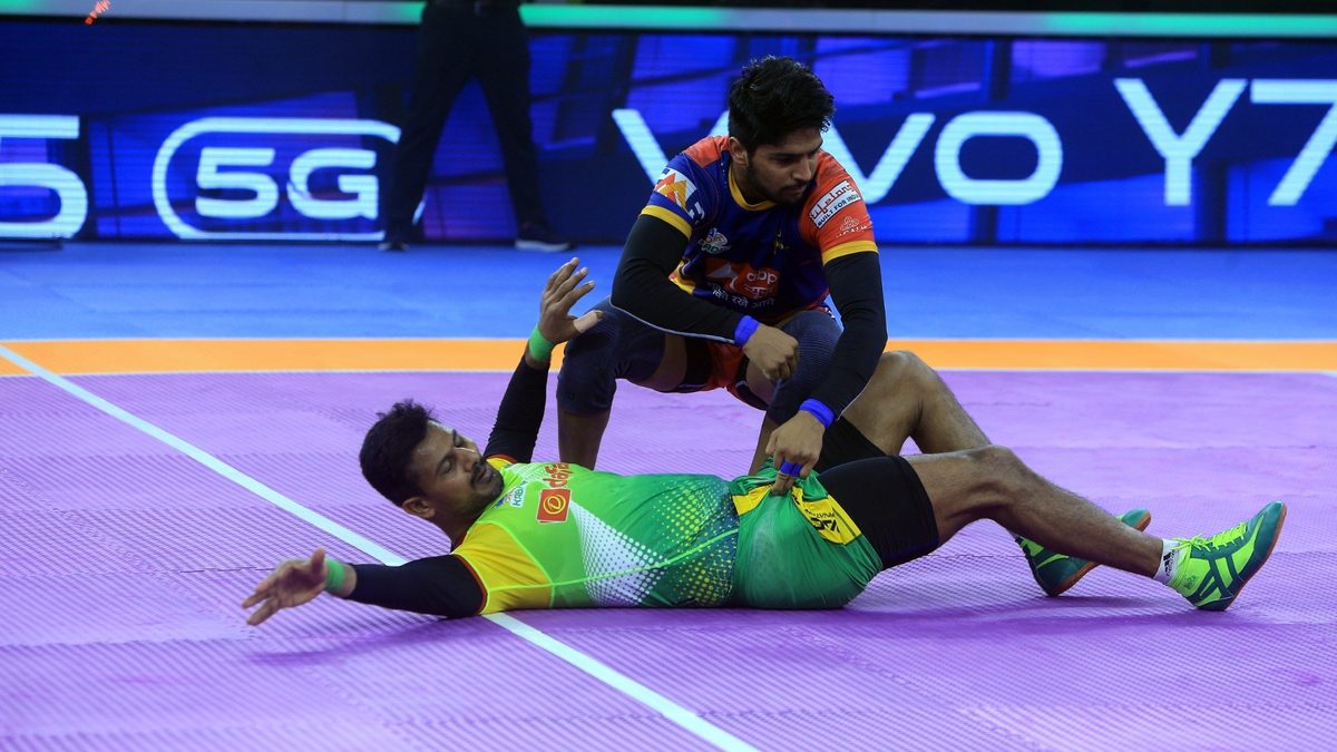 Captains face off as Patna Pirates' Prashant Kumar wins a point off U.P. Yoddha's Nitesh Kumar in Semi-final 1 of VIVO Pro Kabaddi League Season 8