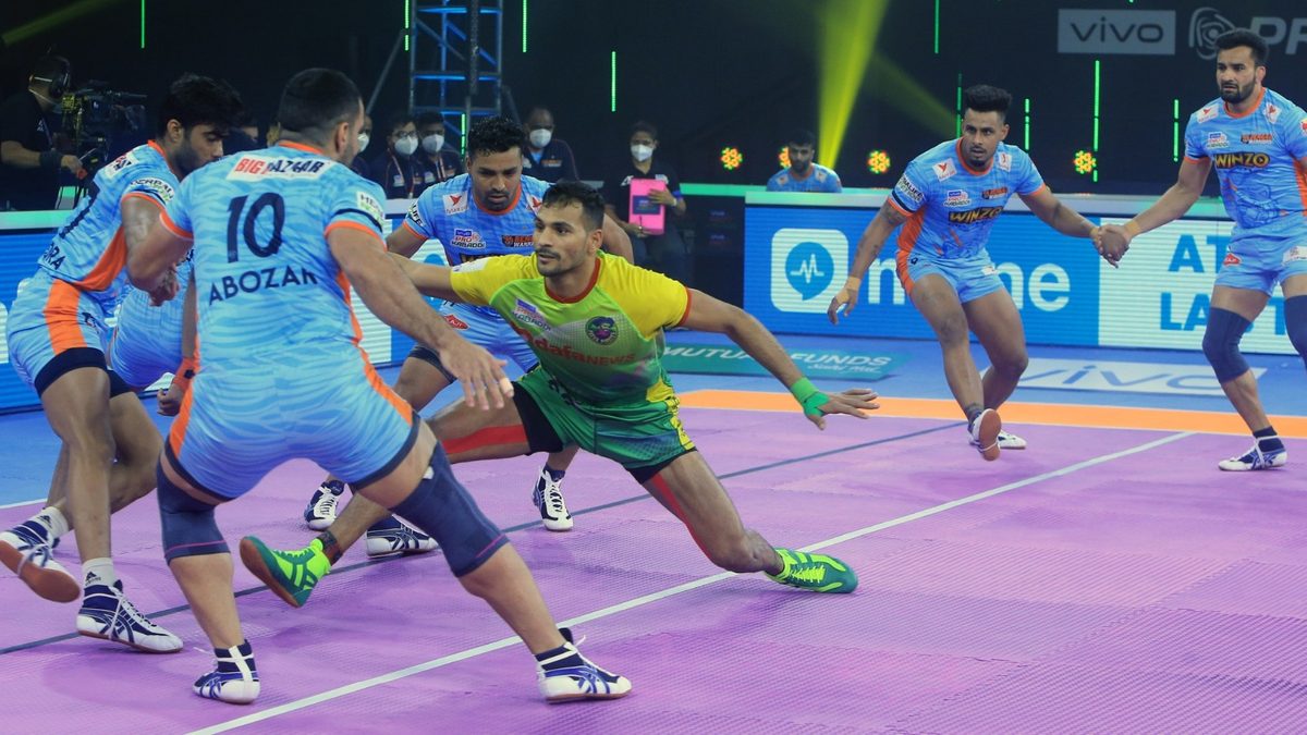 Sachin of Patna Pirates looks for a point against Bengal Warriors in Match 98 of VIVO Pro Kabaddi League Season 8