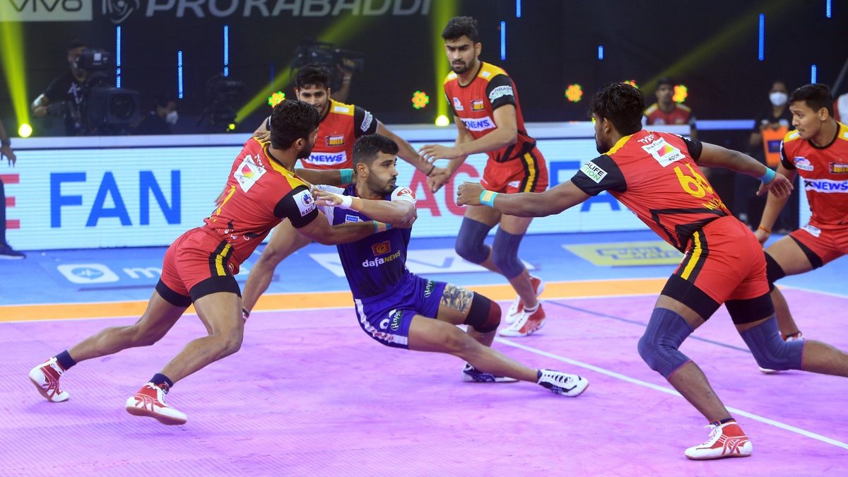 Vikash Kandola of Haryana Steelers is blocked by a crowded Bengaluru Bulls' defence in Match 125 of VIVO Pro Kabaddi League Season 8
