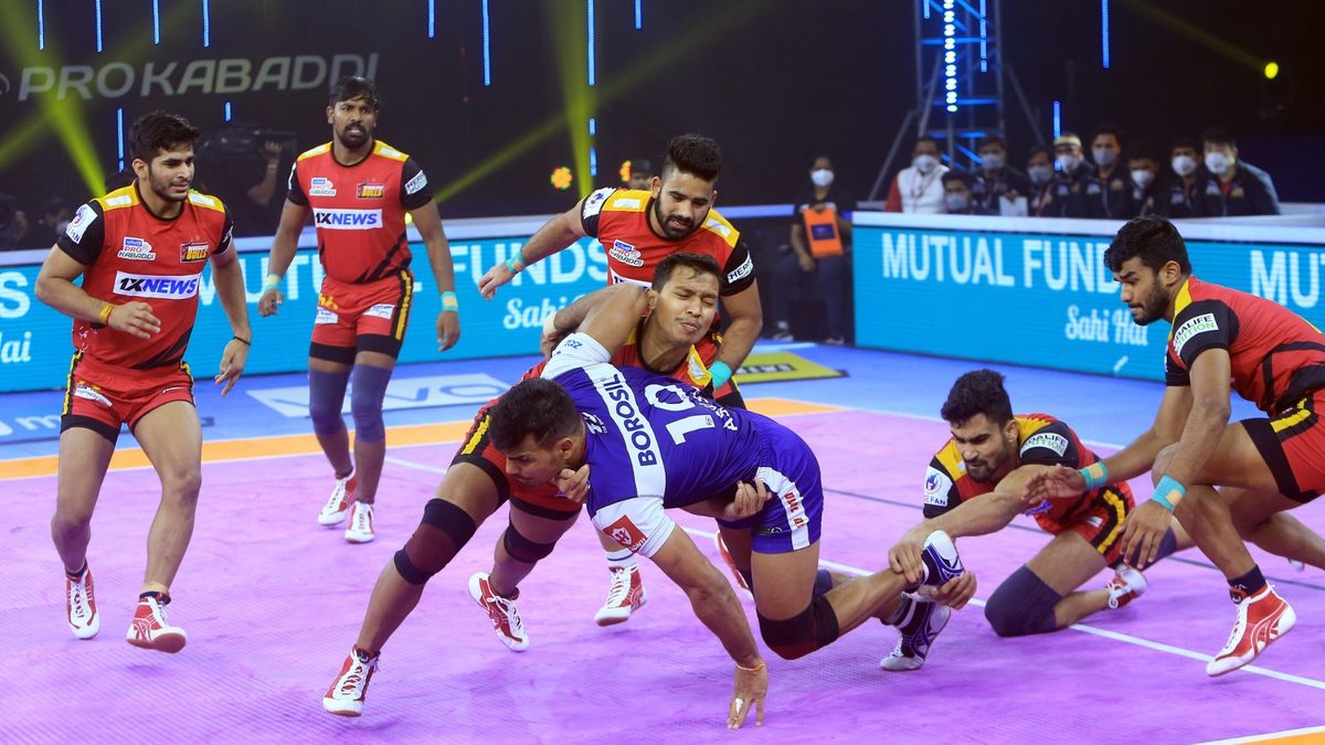 Ashish of Haryana Steelers is met by a crowded Bengaluru Bulls' defence in Match 125 of VIVO Pro Kabaddi League Season 8