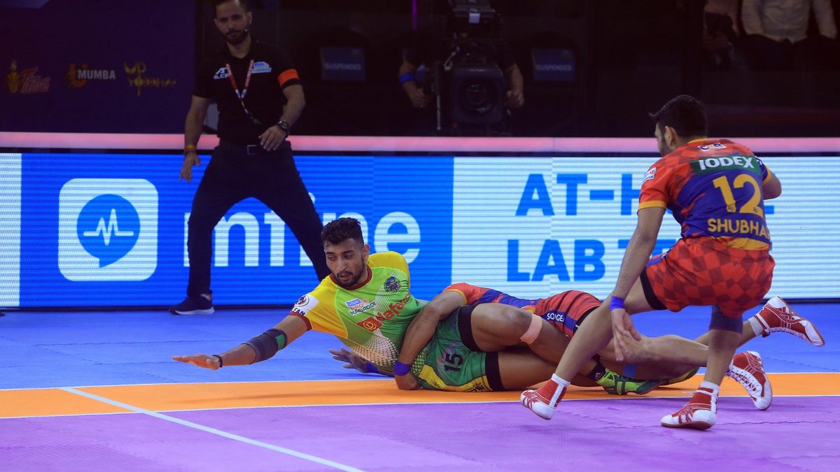 Patna Pirates' Guman Singh tries to reach the midline against U.P. Yoddha in Semi-final 1 of VIVO Pro Kabaddi League Season 8